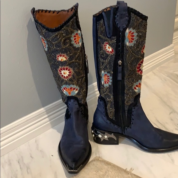 Stunning Embroidered and adorned Cowboy boots. - Picture 5 of 8